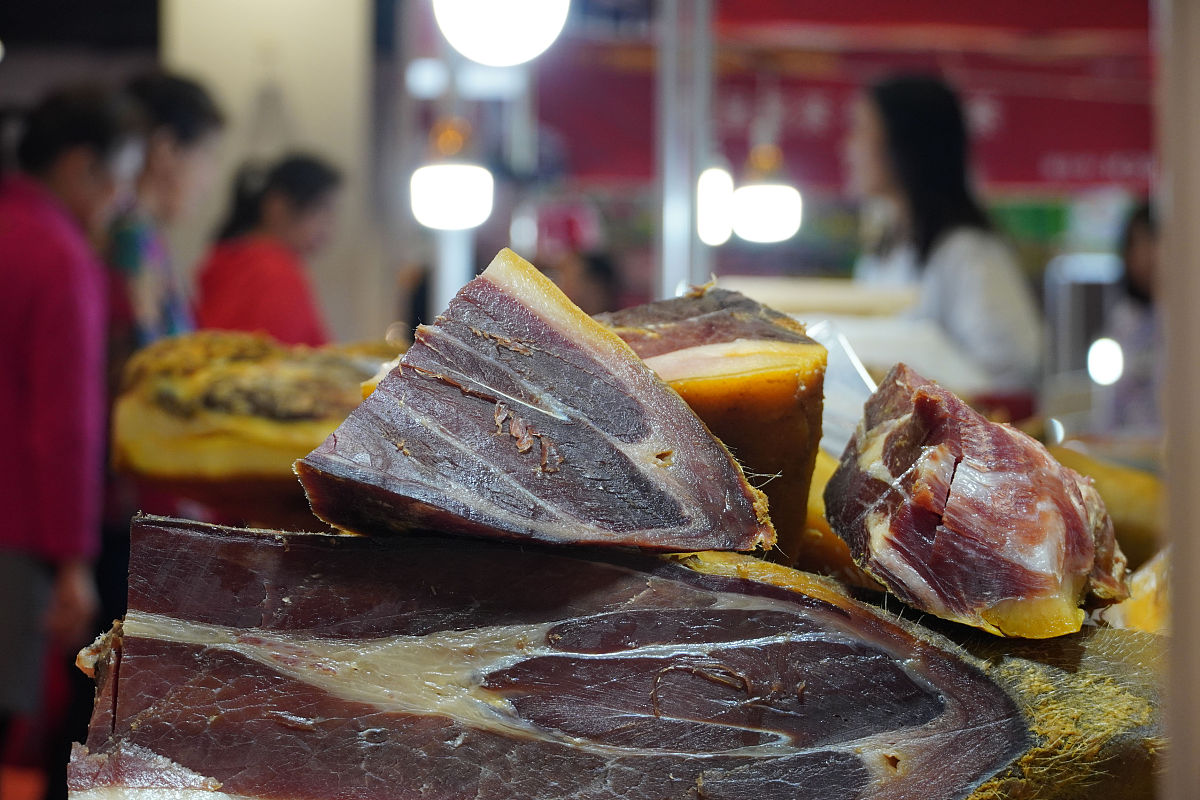 来云南旅游想带一些特产回去请问云南有哪些好的特产？模拟网友完成5个回答