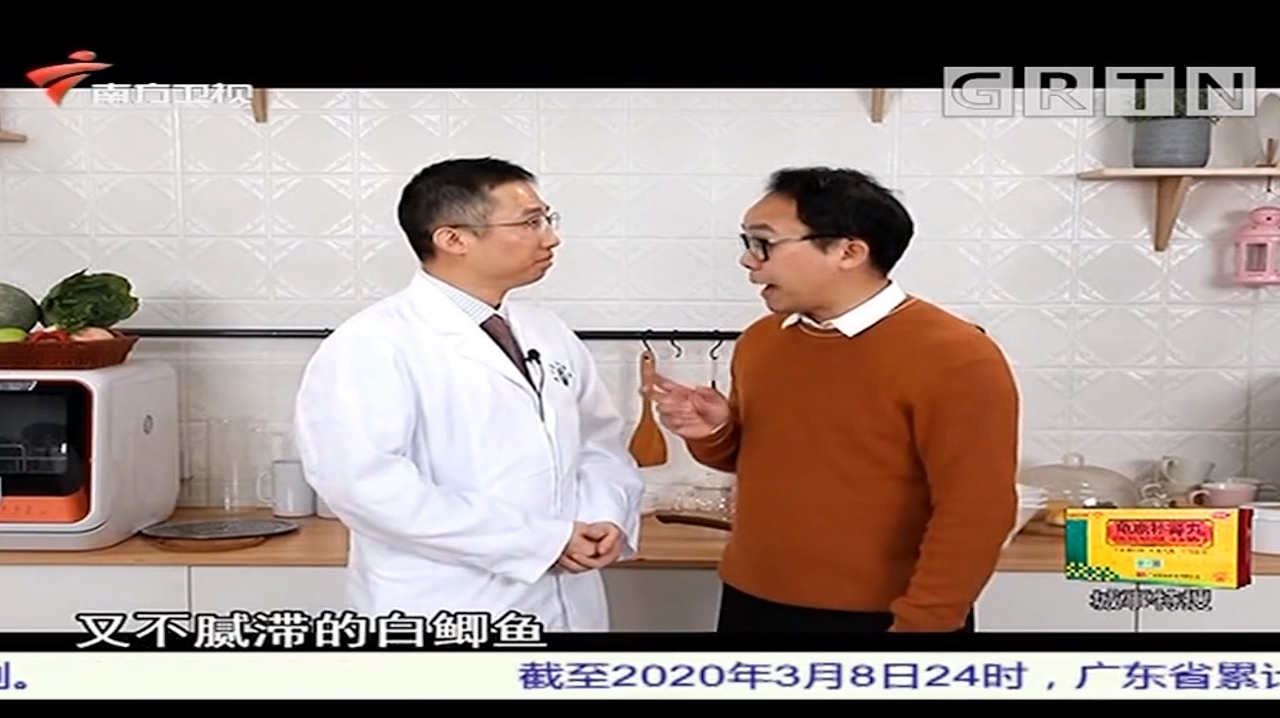 菠菜春笋滚鲫鱼汤,具有健胃补益,利湿排毒的功效
