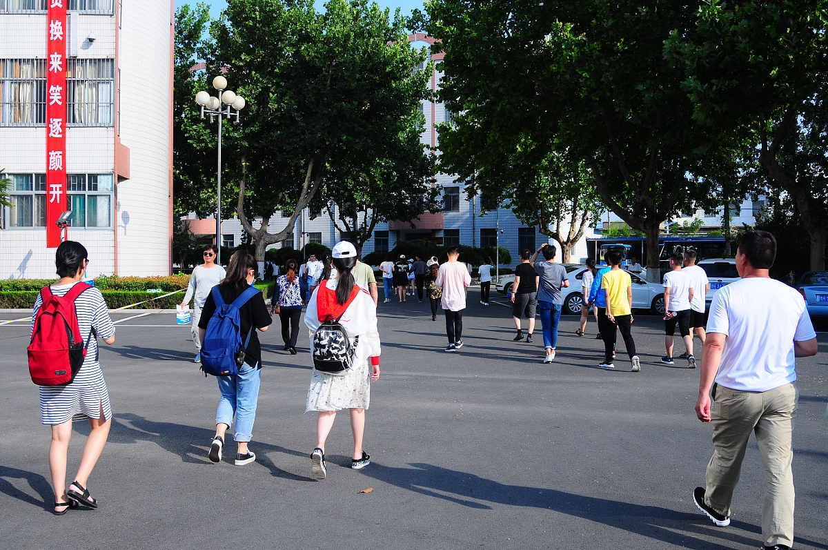 ***_***2018年6月6日,山东邹城市实验中学考点,考生和家长在看考场.