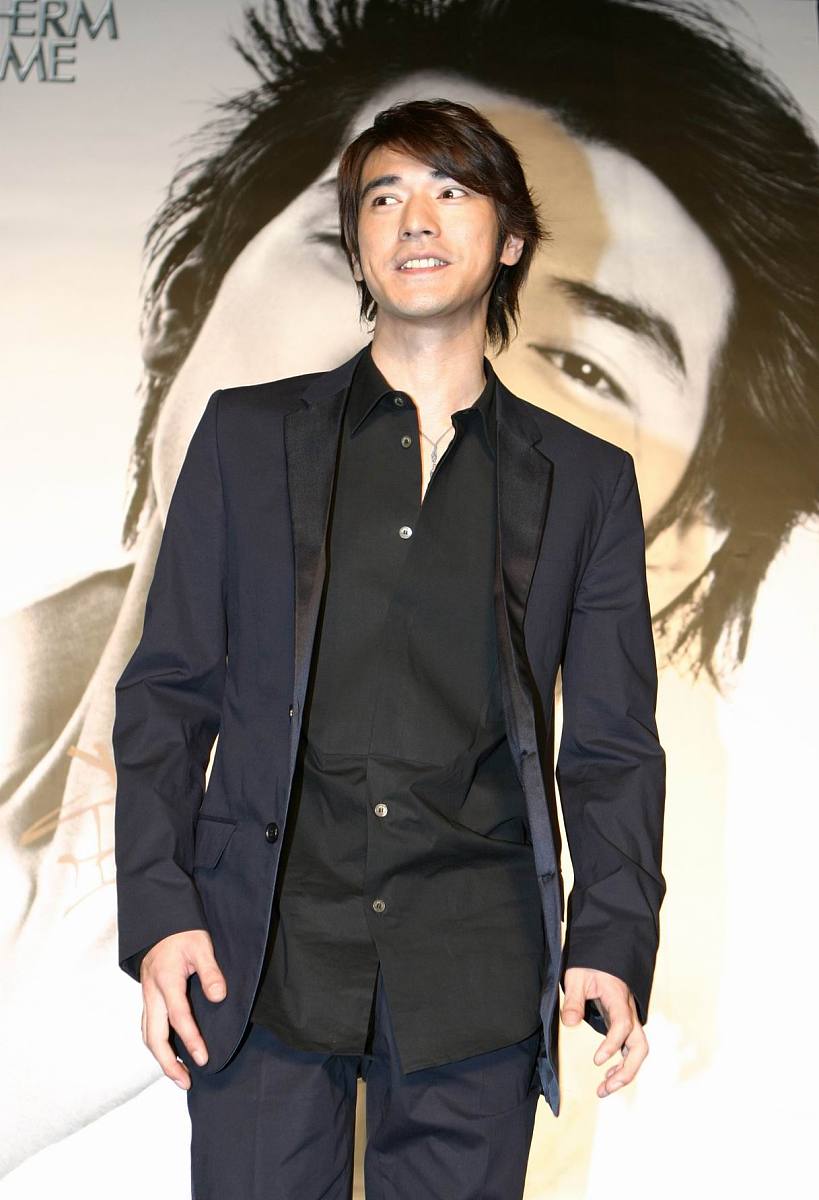 2005年4月5日,金城武现身上海,出席男士护肤品代言活动.一身深色西服