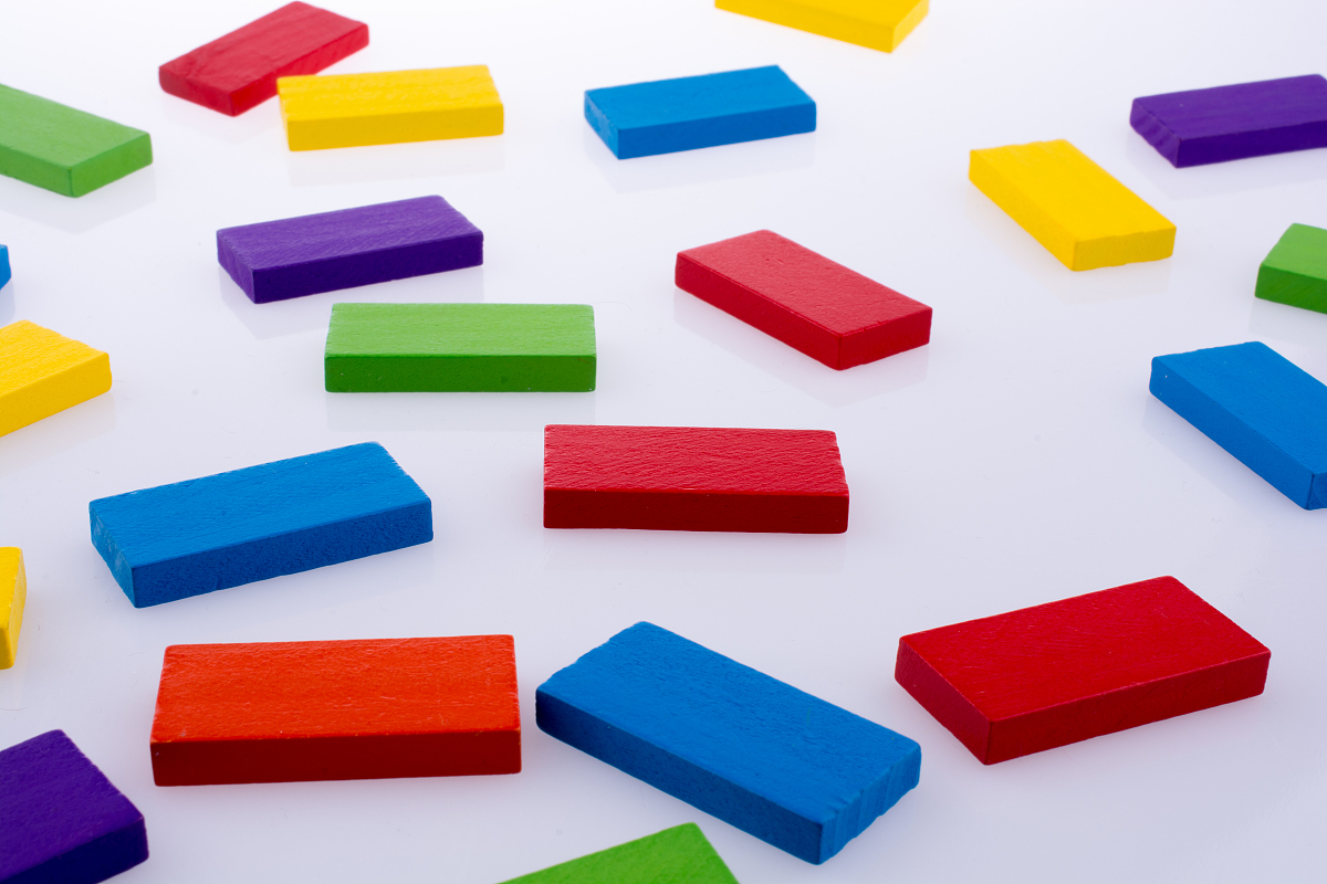 粉红塔插座圆柱体棕色梯色板布盒听筒教具的相同点