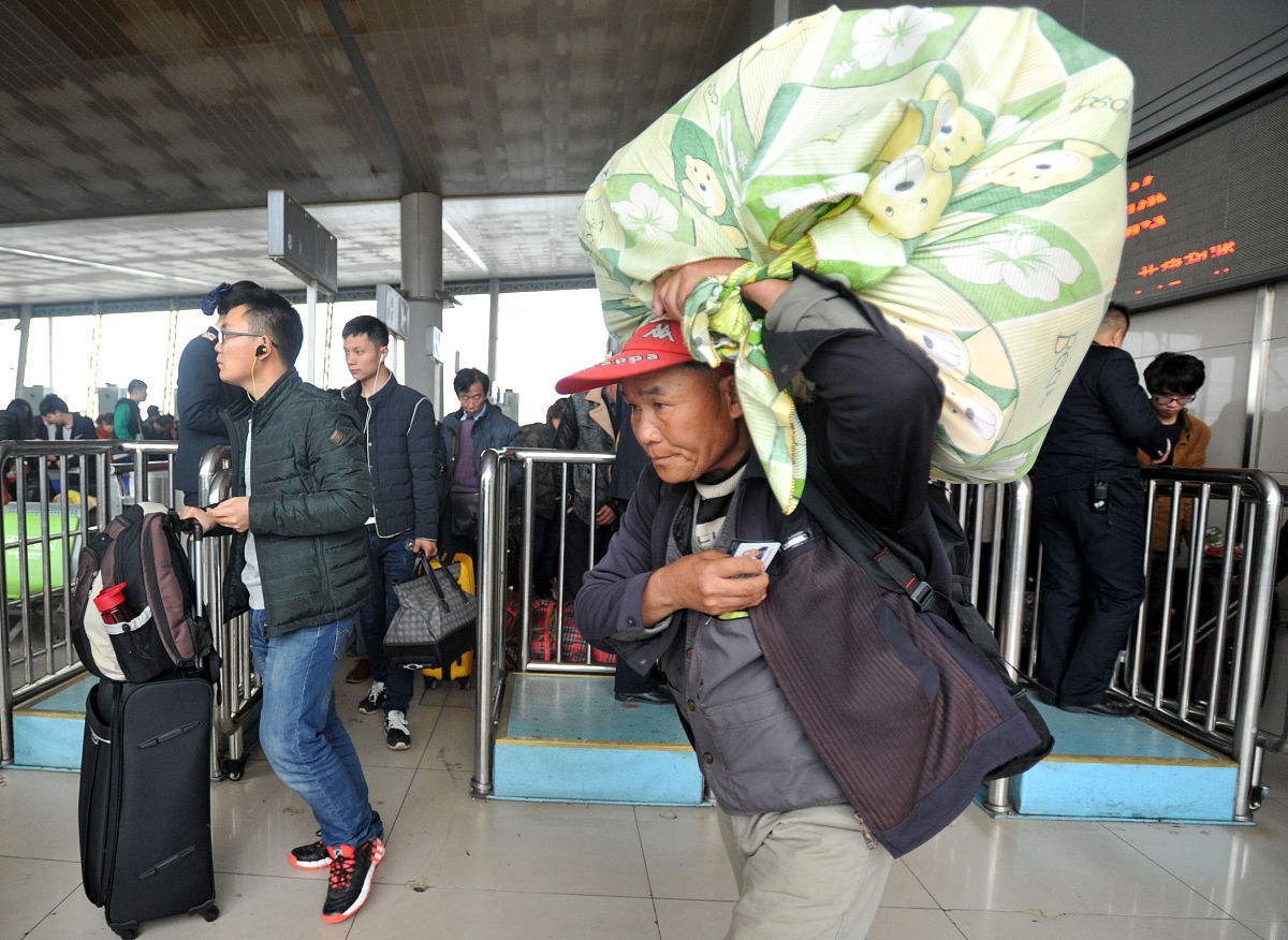 铁路守护：特殊假期里的无私奉献