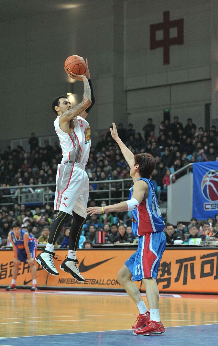 小学篮球教案：右手单手肩上投篮技巧教学