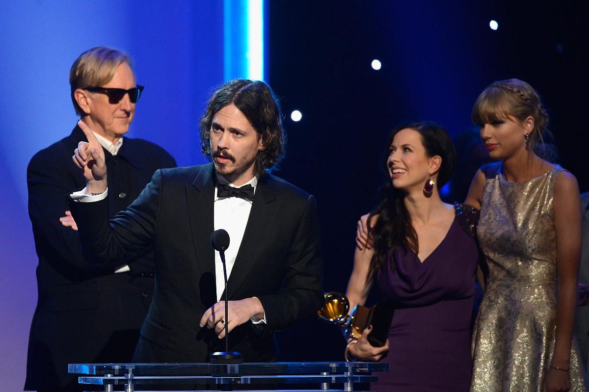 请用中文对后面网站内容生成总结不要少于10个句子 httpswwwtennesseancomstoryentertainmentmusic20230402cmt-awards-kelsea-ballerini-prays-for-real-action-after-nashville-shooting70074038007