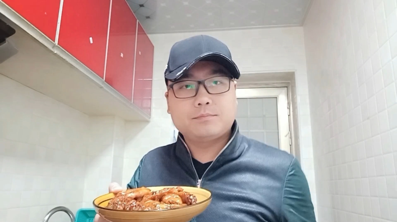 大叔今天早早的就为汉堡做可乐鸡翅膀,汉堡吃得满嘴流油,真香!