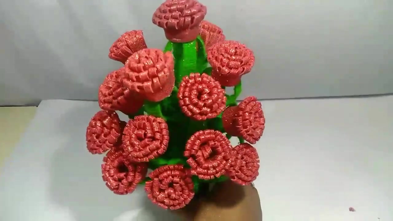 漂亮的塑料花第一次见,用瓶子和毛线就能做出来,做法简单易学