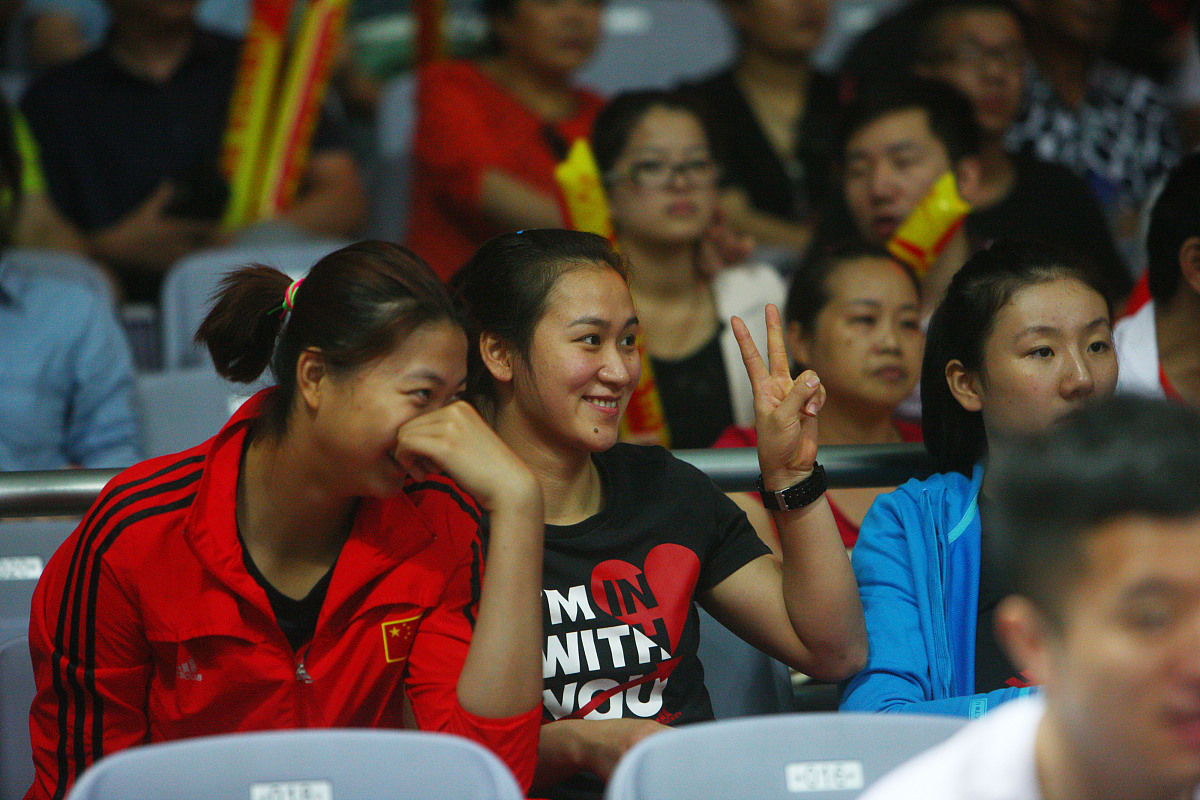 女排失利后球员哭泣，教练鼓励坚持不懈