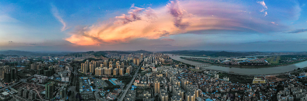 2019年8月18日傍晚,广西梧州现壮丽晚霞美景.