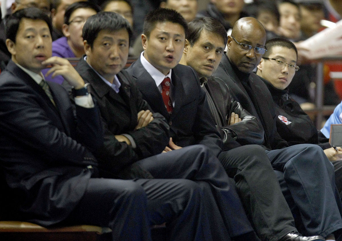 北京代理主教练张敬东2010年2月5日,中国北京,09/10cba第21轮,北京金