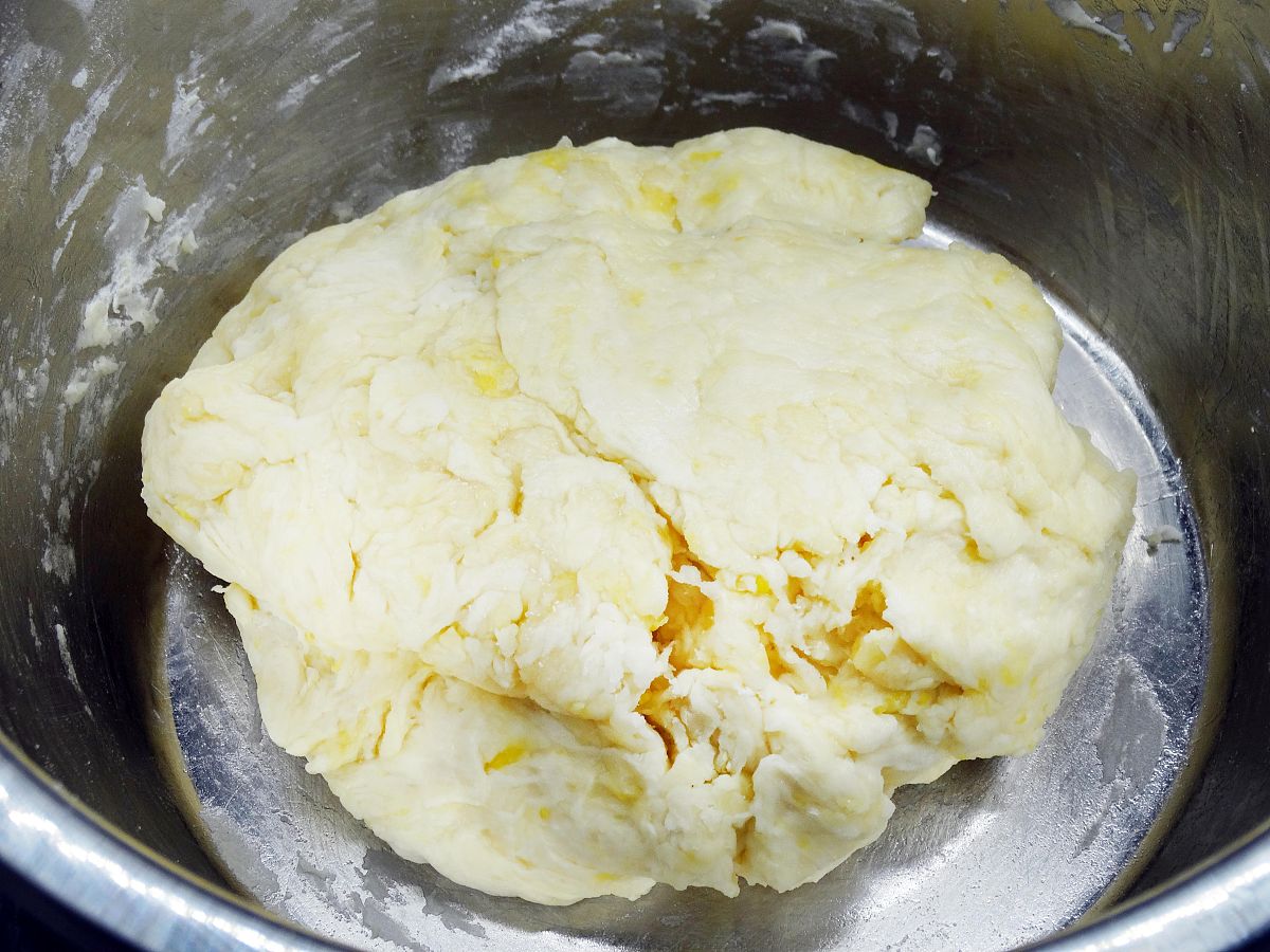 图为香酥小油条的制作过程 后简单揉一揉,盖上盖饧五分钟之后将面揉光