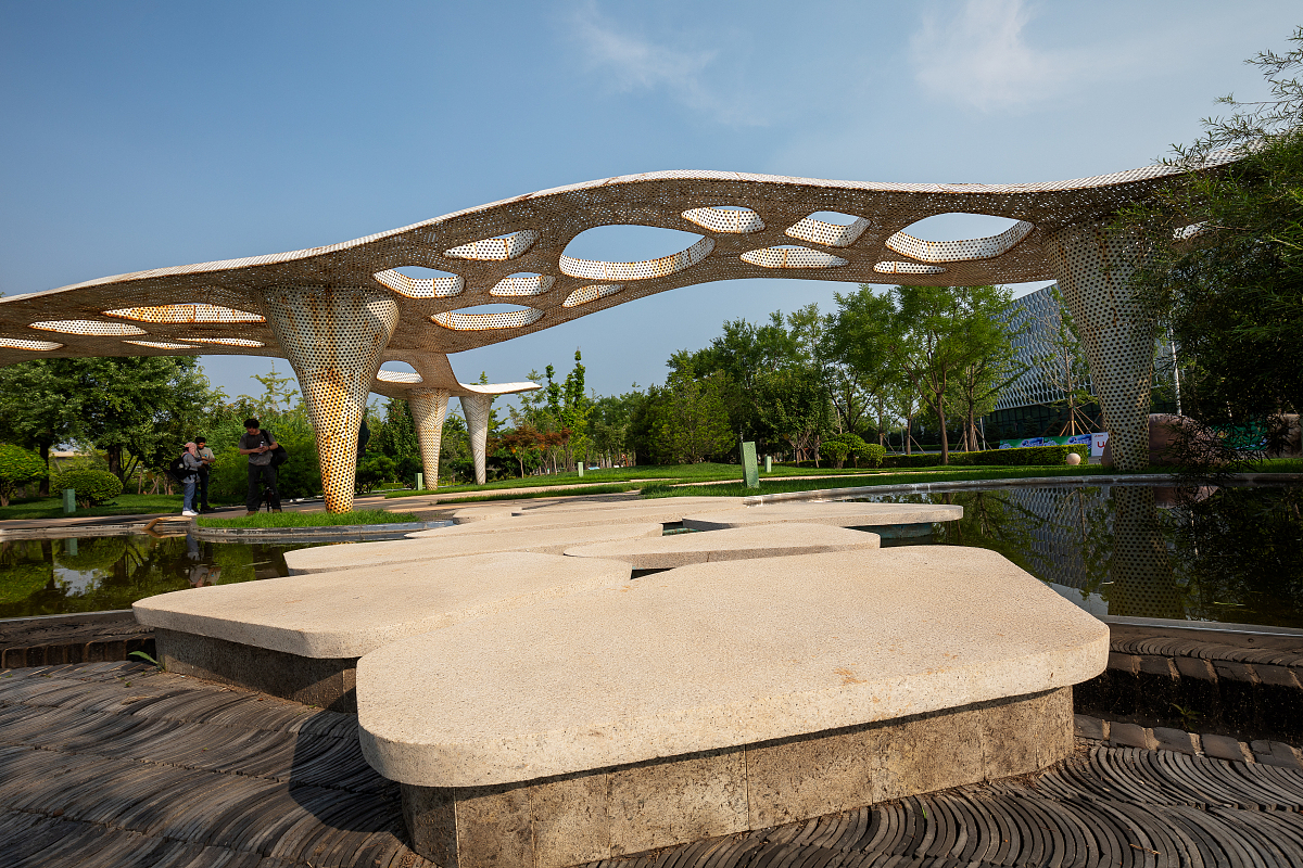 深刻理解把握中国式现代化：探索中国特色发展道路