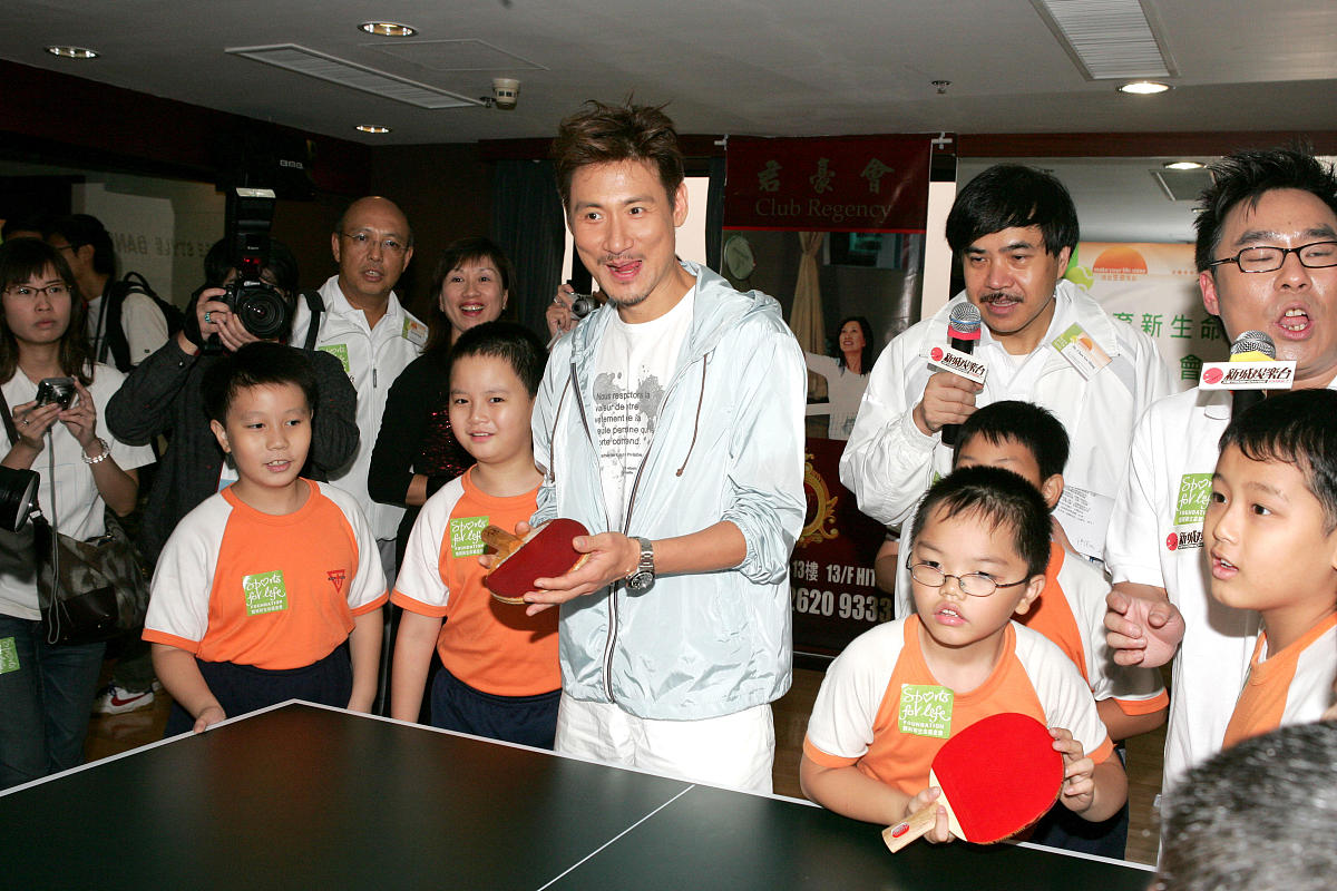 紧跟国内时势热点探究时局发展趋势。关注君豪选择君豪让君豪成为您强大的后盾成就卓越未来！请你根据前面内容写十份不一样的词。