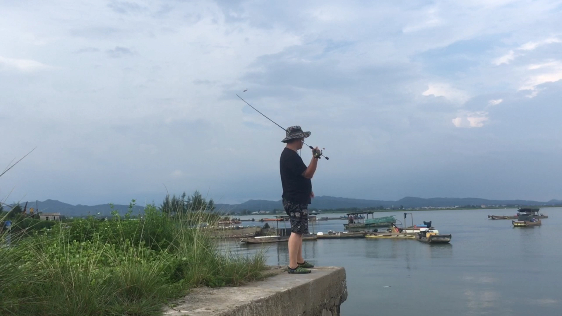 小伙去海边钓鱼,鱼没钓到,却被红火蚁咬惨了