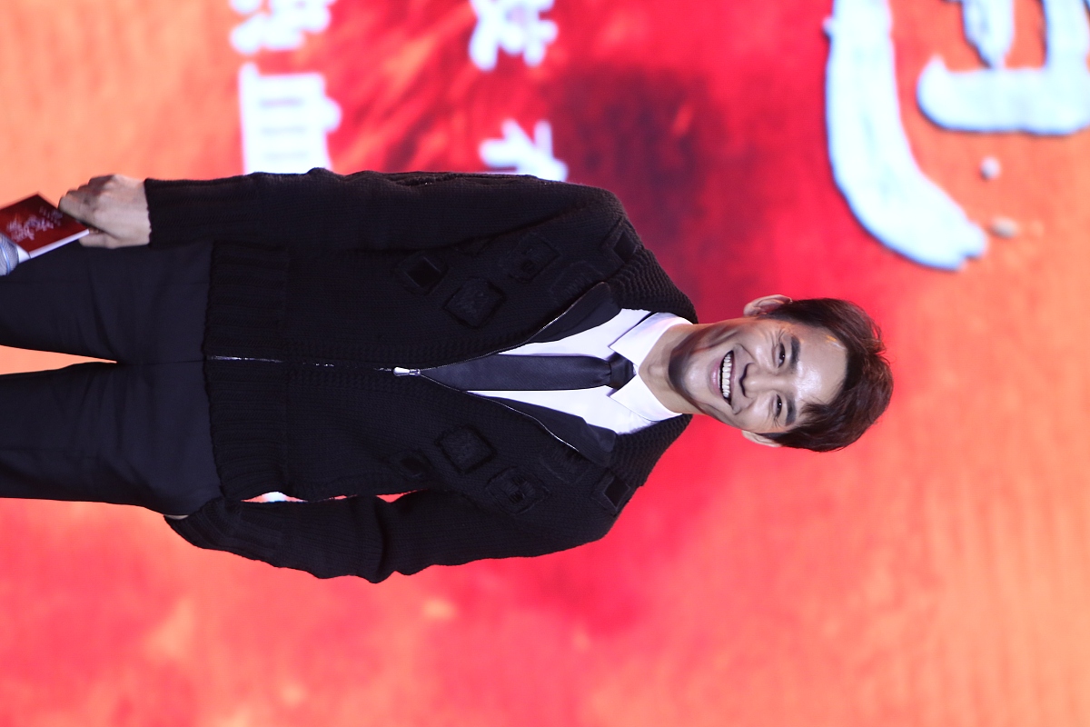 王凯"擒拿"马天宇上演后背杀画面太美 现场秀枪法斗帅颜值爆表