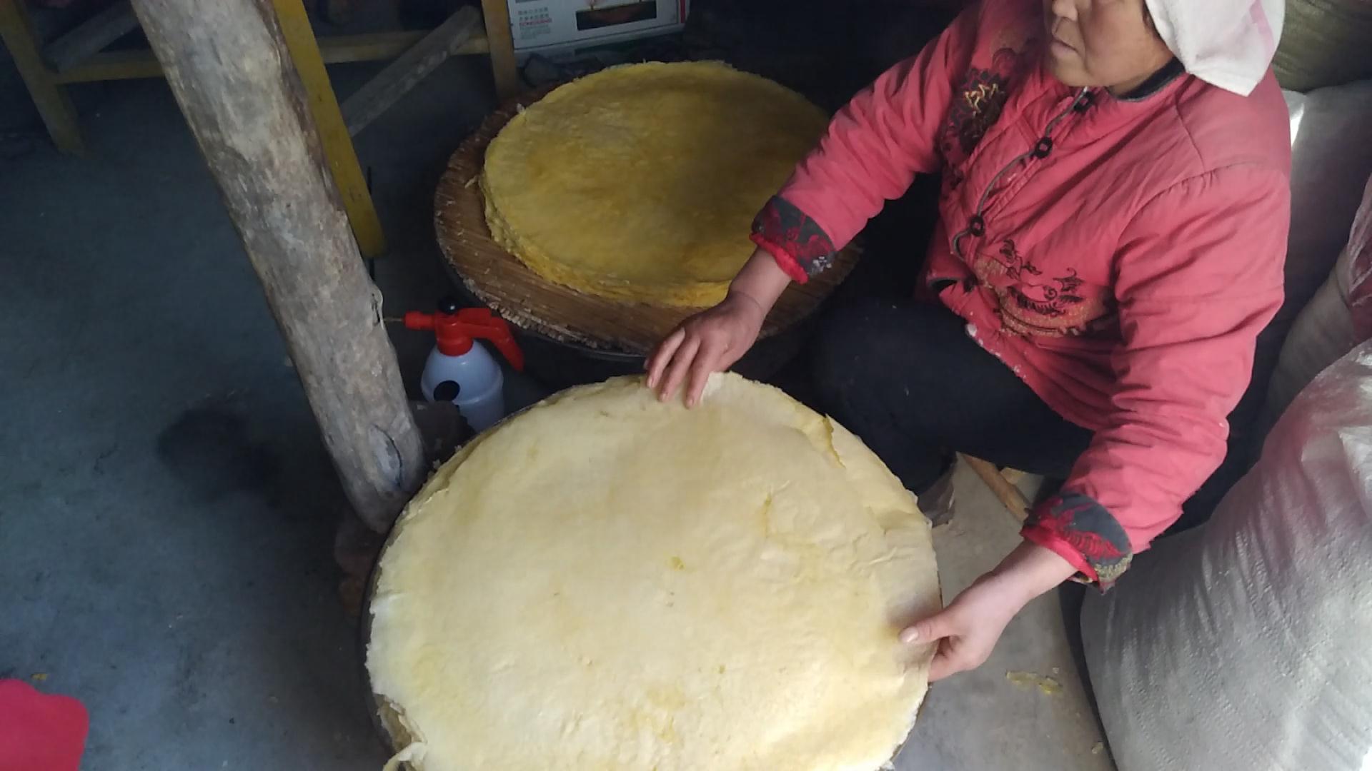 吃过煎饼卷大葱?你知道煎饼是怎么做出来的吗?