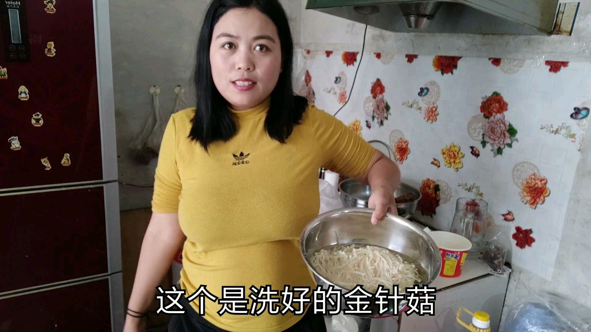 小媳妇用金针菇做汤喝,看看放了什么这么鲜美,媳妇吃了一个馒头