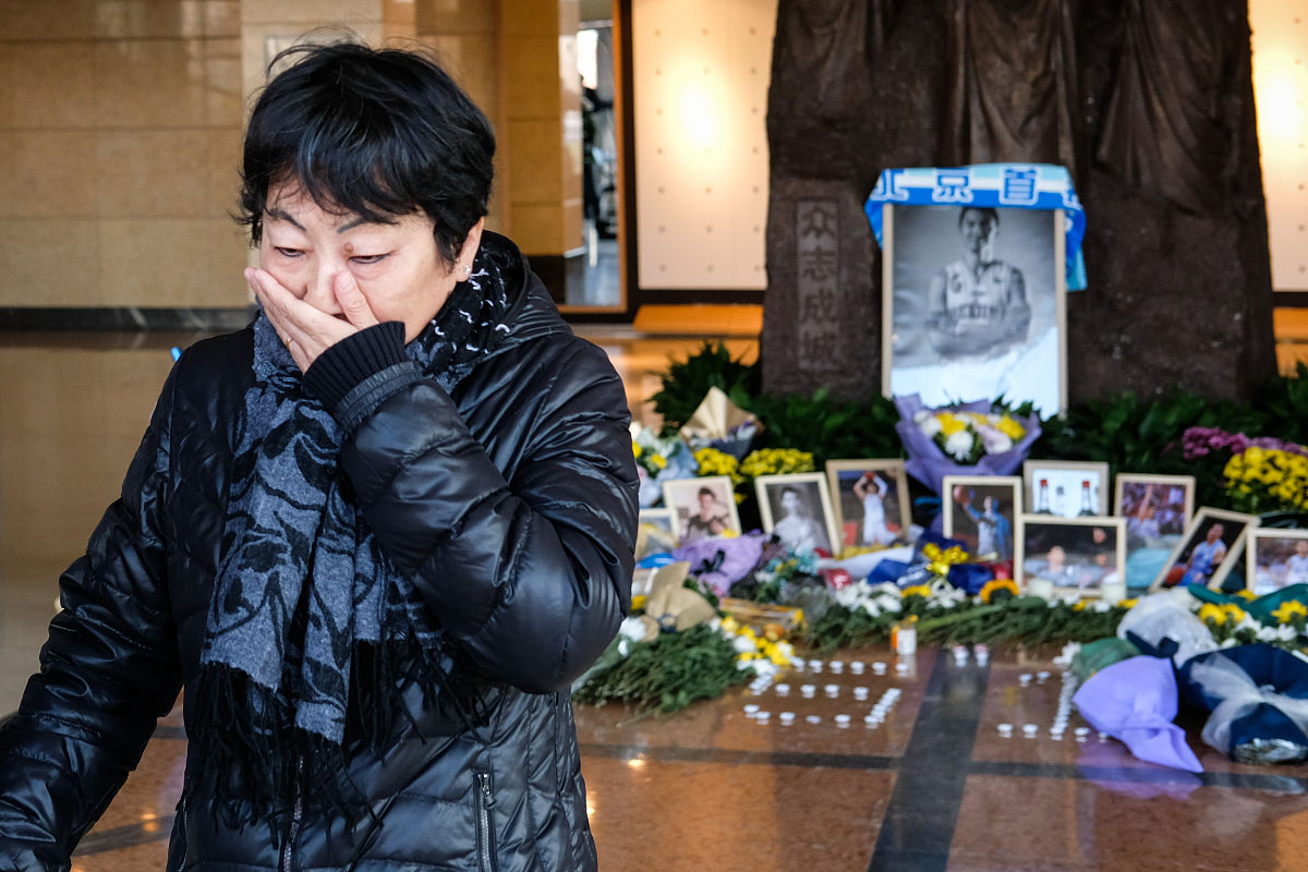 2019年12月6日,北京,首钢篮球中心西厅向球迷开放,球迷自发前往悼念吉