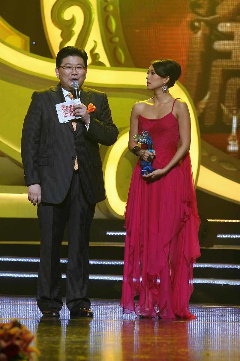 2009年2月28日,上海,2009新娱乐慈善群星会颁奖晚会.***_***章子怡  