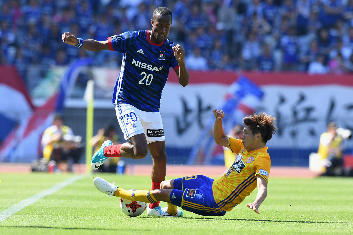 marinos is tackled by hirotaka mita o<strong>f</strong> vegalta sendai  during