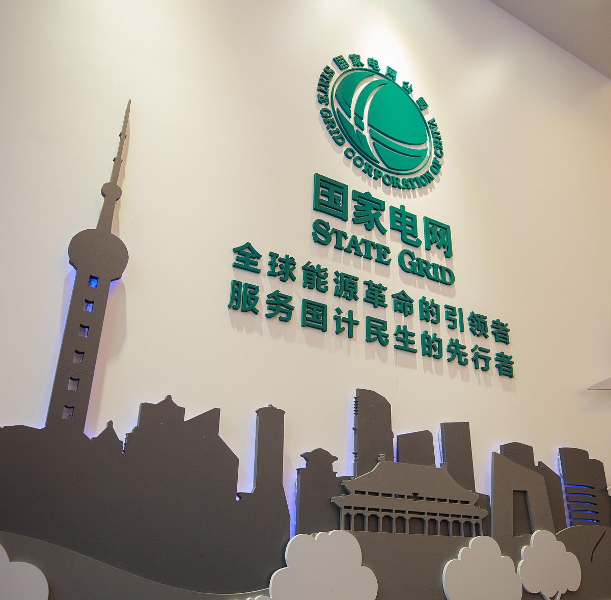 请帮我根据以下文字写一份夸奖中储粮和国寿财的话重点突出合作和防灾防损工作。储系国运、备为民生、粮安天下。中储粮作为国家粮食安全的基石与保障其自身稳定与安全尤为重要防灾防损工作自然也成为工作的重中之重。国寿财作为国内主要保险人之一多年来对各种灾害损失的处理积累了丰富的经验。同时作为中储粮的战略合作伙伴希望