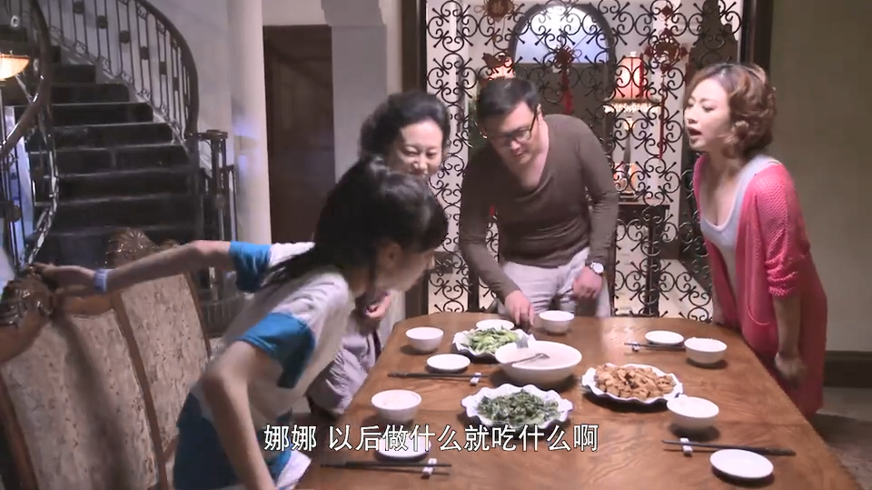 孙女想吃九十一斤的三文鱼,姥姥给买,奶奶听到立马摔盘子走了!