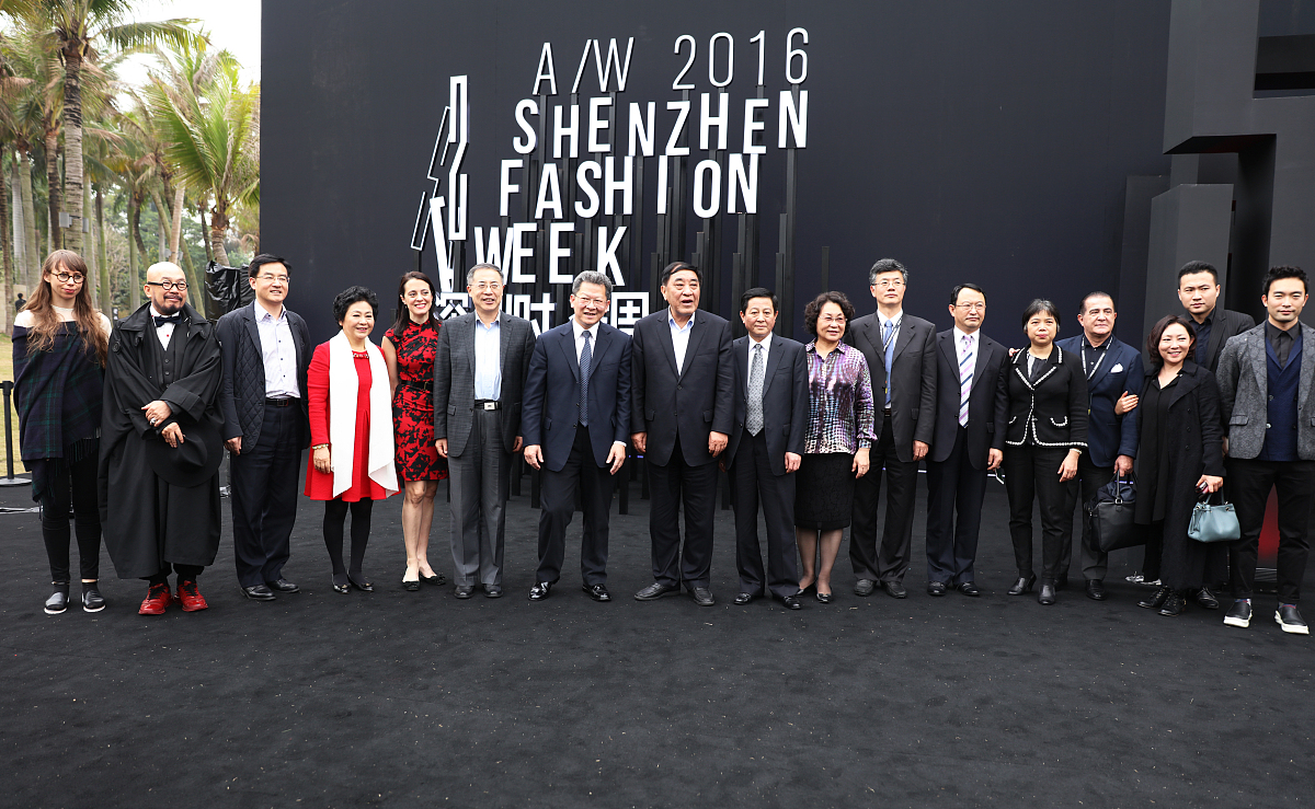 帮我修改以下英文的时态。Bio of Dr Fei ZhouZhou Fei is Chairman and CEO of BMTEK Shenzhen Inc He is a technology executive also was the winner of the 2017 Qianhai Guangdong-Hong Kong-Macao Youth Innovation and Ent