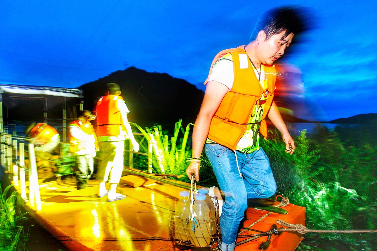 ***_***6月24日,江西乐平虎山水文站,"船测"结束后,刘祖彪提着采样瓶