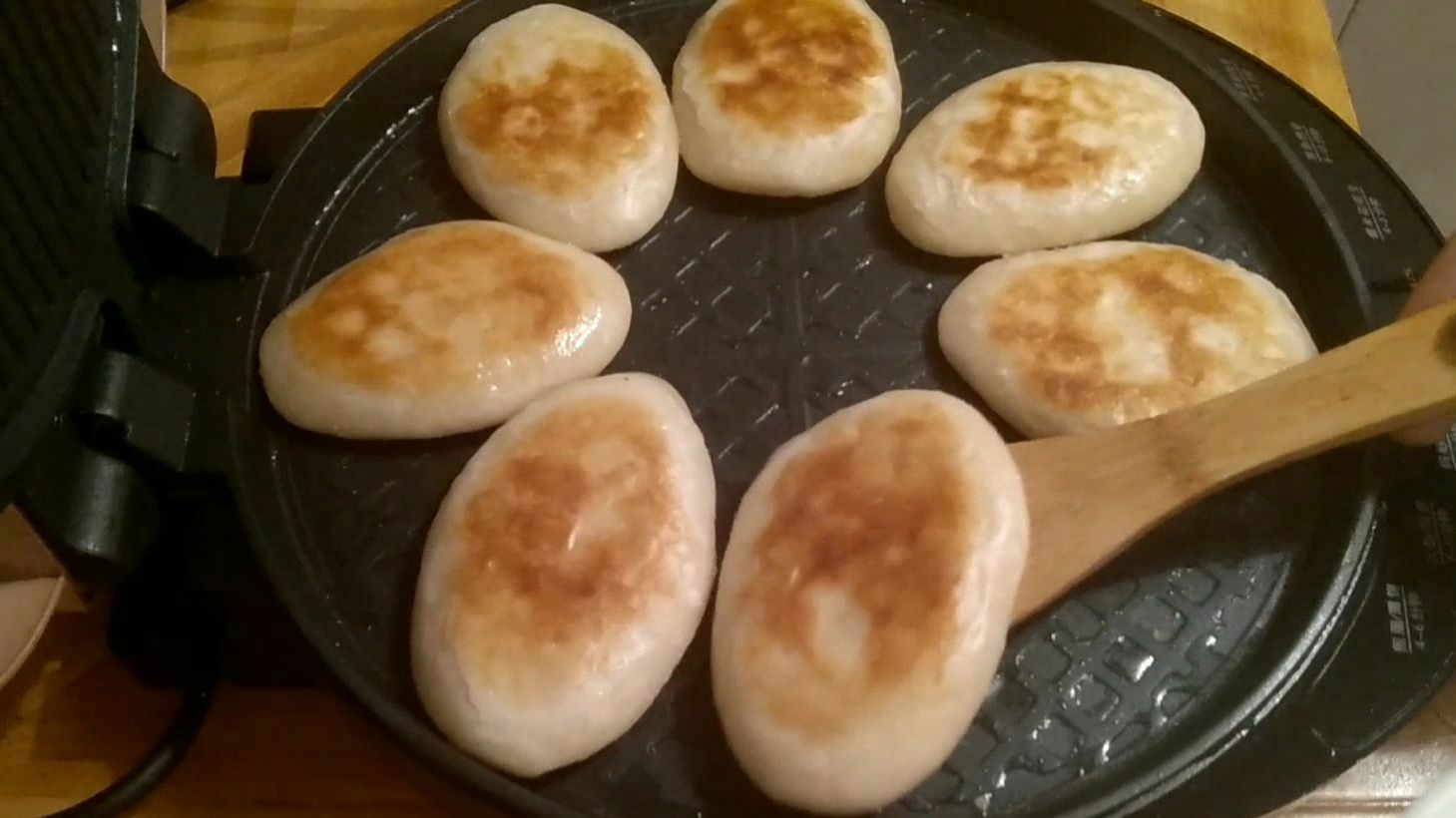 酥到掉渣的五香烧饼的做法,面点师详细讲解制作步骤。