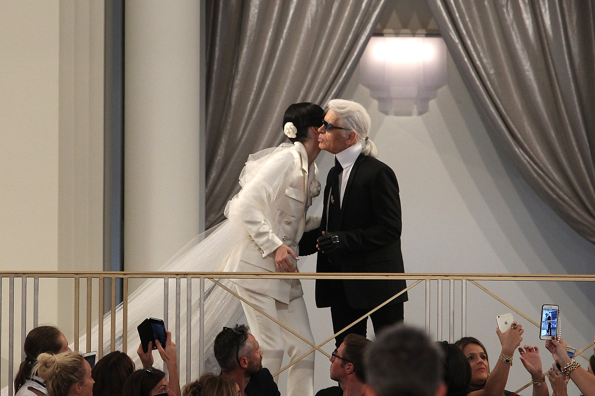 盘点:老佛爷karl lagerfeld去世  昔日t台谢幕照合集