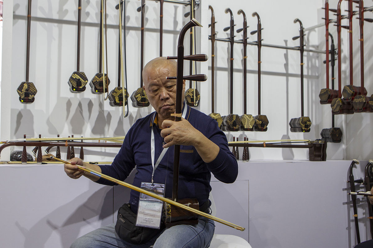 老爷坐轿悠闲自得!用什么乐器