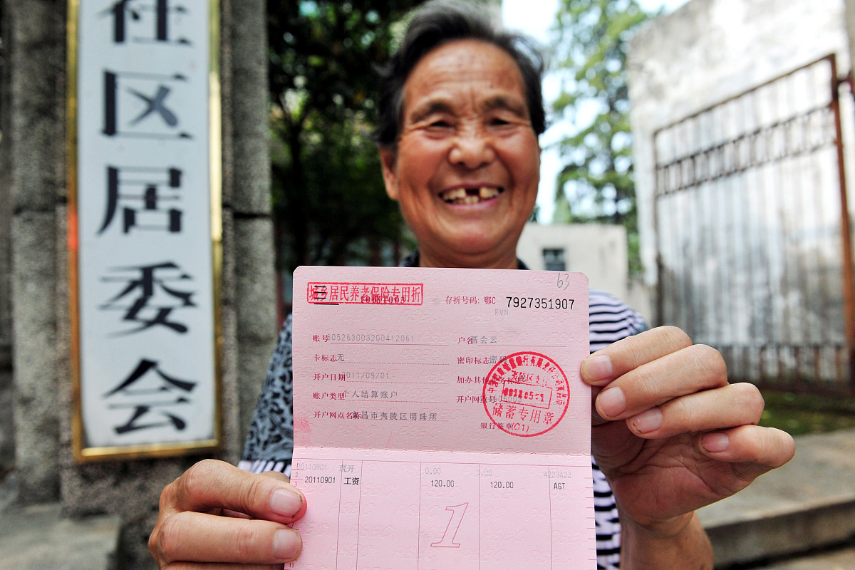 失地农民一次交4万6满60岁可以领取多少钱？失地交4万8千元每月有多少养老金？帮我用210字详细描述