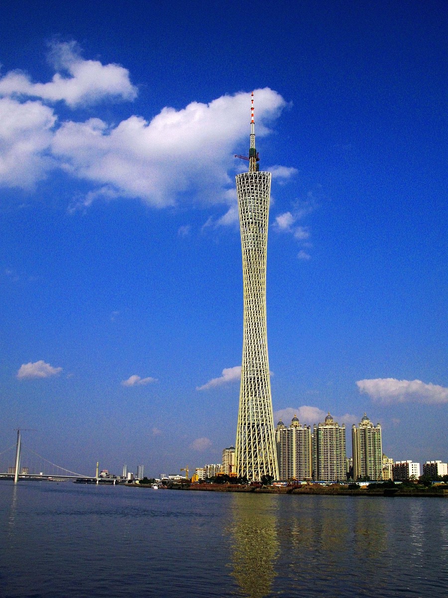 ***_***2009-06-04,广州新地标,蓝天白云下珠江河畔的广州新电视塔.++