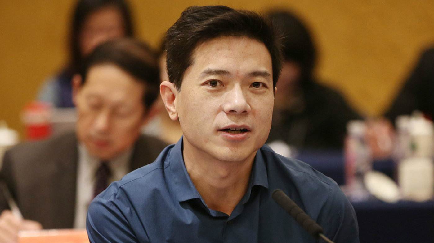 #互联网大事件# 【“肉饼”李彦宏年末化身“摊主”,在百度食堂派发牛肉馅饼】据IT之家报道