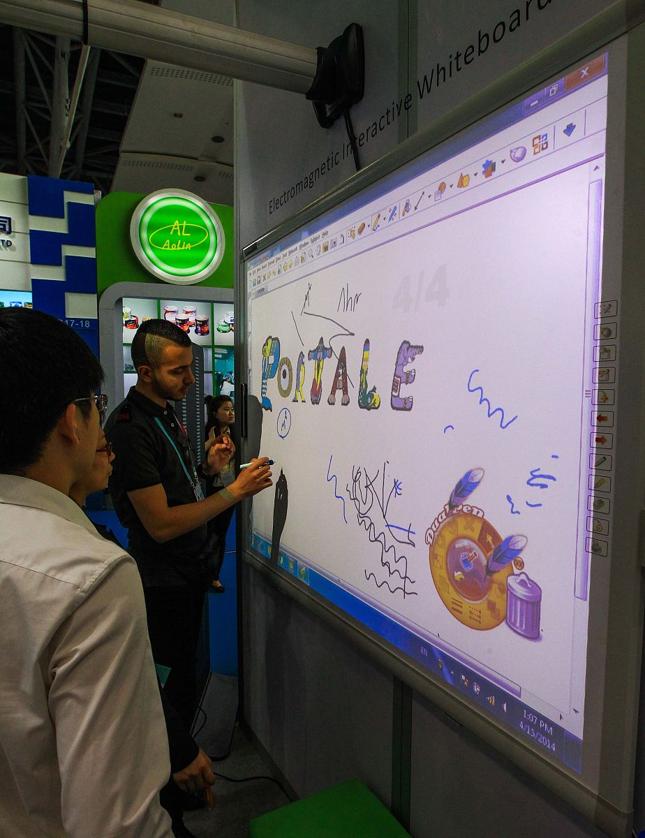 交互式电子白板：颠覆传统教学，开启互动课堂新体验