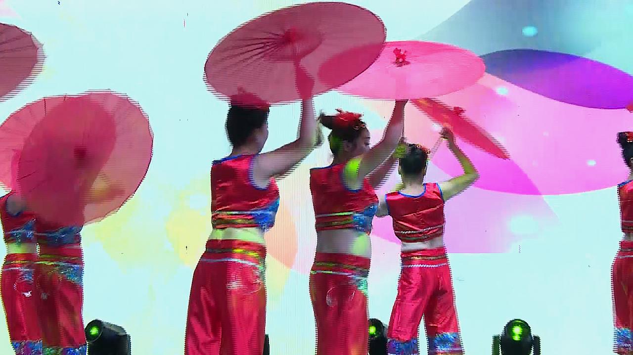 广场舞《漂亮的红伞》舞蹈优美,歌曲好听,大家一起来跳舞吧