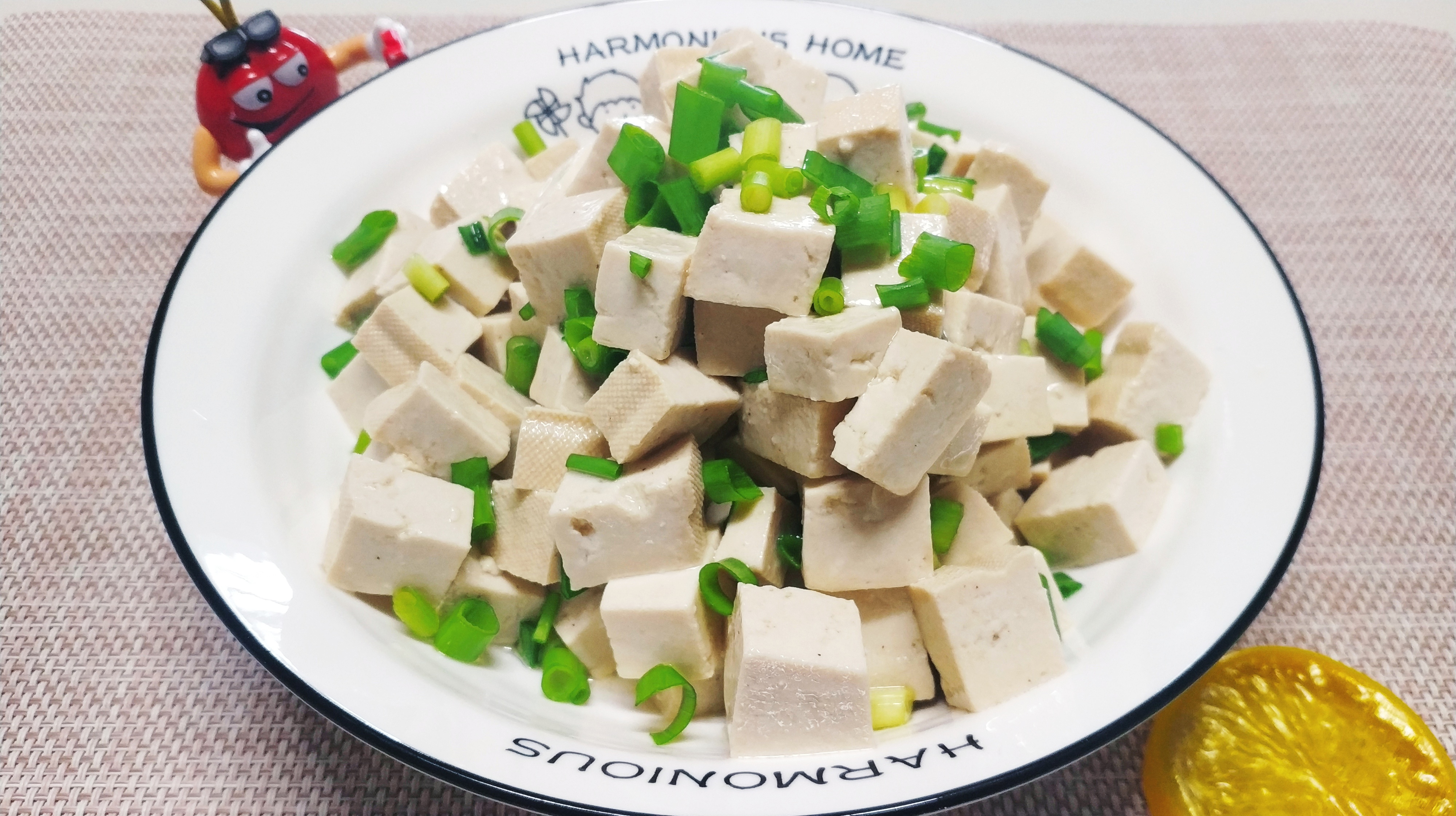 小葱拌豆腐的家常做法,一斤豆腐,一把小葱,味道非常鲜美