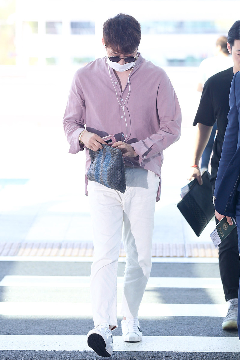 多选题请选择企业在申报数据出境安全评估时应提交以下哪些材料A申报书B数据出境风险良评估报告C数据处理者与境外接收方拟订立的法律文件D需要的其他材料