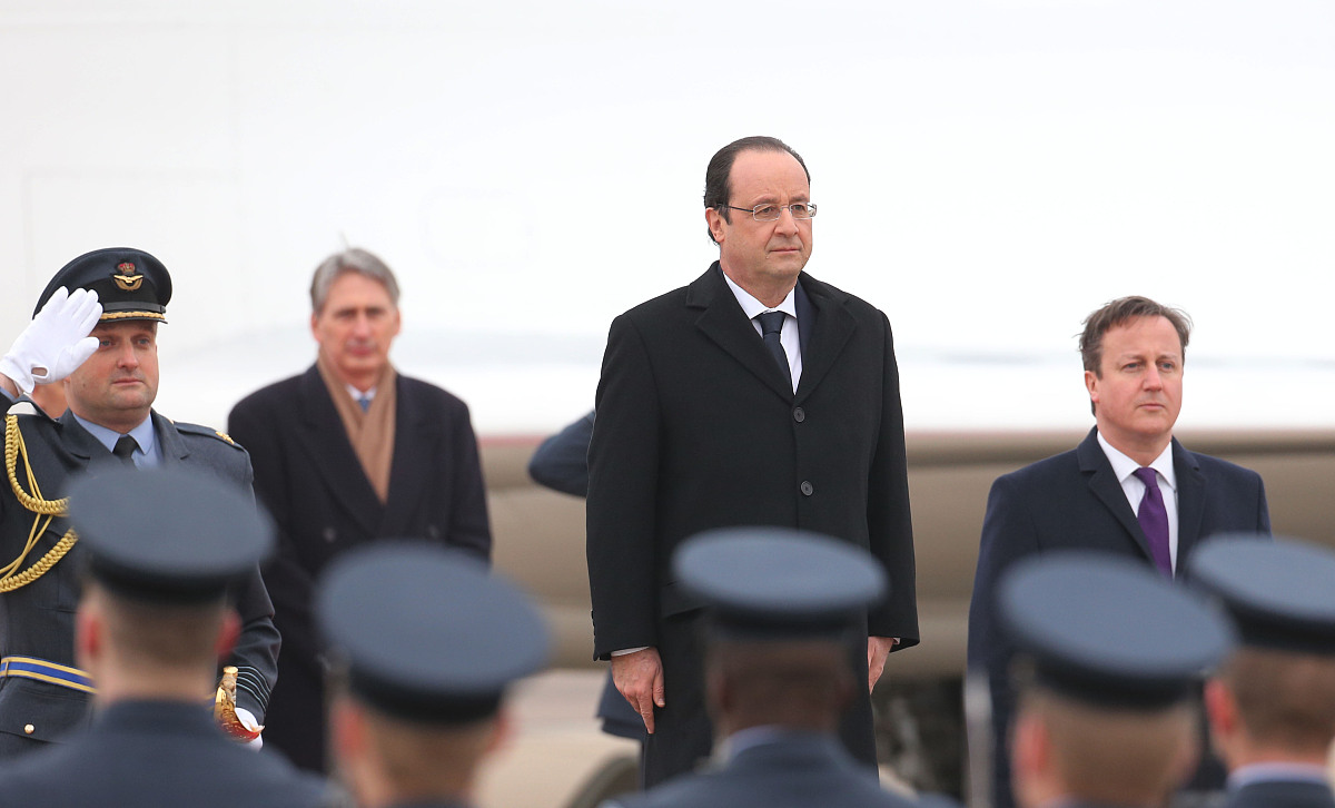 大吵一架后女友连夜搬走了。 我看着空空乱乱的屋子摸出兜里的烟堂而皇之地在主卧的床榻边点燃猛吸了一口。 片刻后我终于缓了过来她要跟我分手！真他娘的太好了！ 我抽完一根烟跳上了床蹬掉她那半边的枕头一个人大剌剌躺平在一米八的床上舒服！ 女人嘛总会回来的。 对她我向来拿捏得死死的。 这大半夜的外头都是蚊子谁爱出谁出去。 果然坐下刚打了不到半小时游戏就听见门响了。 她回来了。 这下我放下心来戴