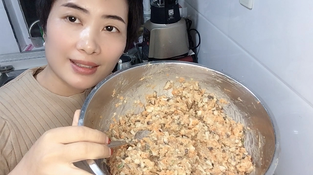 80后单身妈妈,用胡萝卜、香菇和鸡肉做包子馅,简单美味!