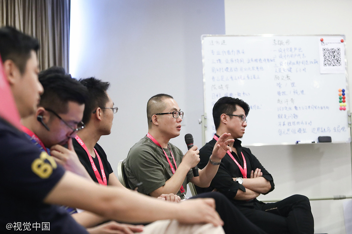 赖恒晨男共青团员现任机械工程系21网络高1班班长机械工程系学生会权益部负责人。在思想方面：本人自入校以来在思想上一直都要求进步力求在各个方面都能成为一个很好的榜样在思想上首先是端正思想提高思想觉悟水平树立起作为共青团员应该起到的带头和模范作用。其次认真学习相关的知识不断提高自己的理论水平和综合素质。并向党组织递交了入党申请书努力争取能尽早成为一名党员并时刻以党员的高标准要求自己。在学习方面：作为一