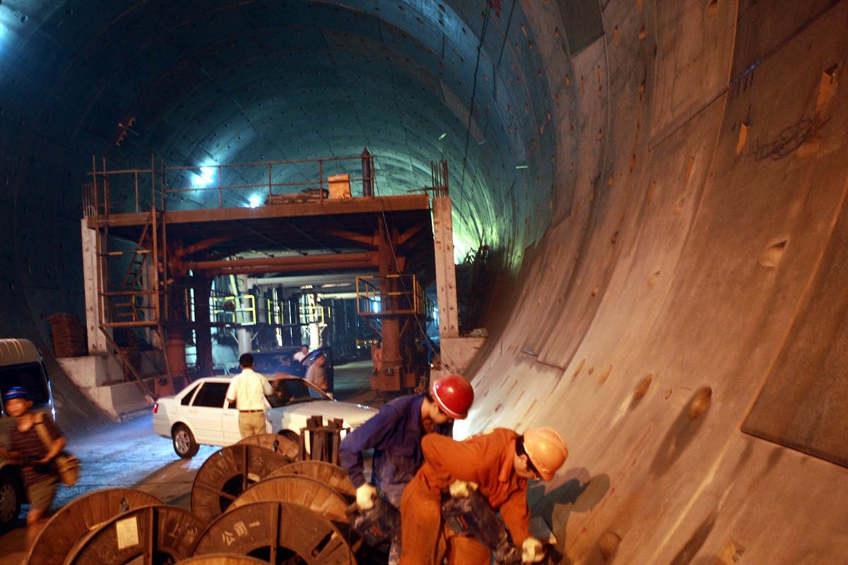 为论文M水电站地下工程施工监理难点及对策写一篇选题依据写成一段话格式不少于2000字。