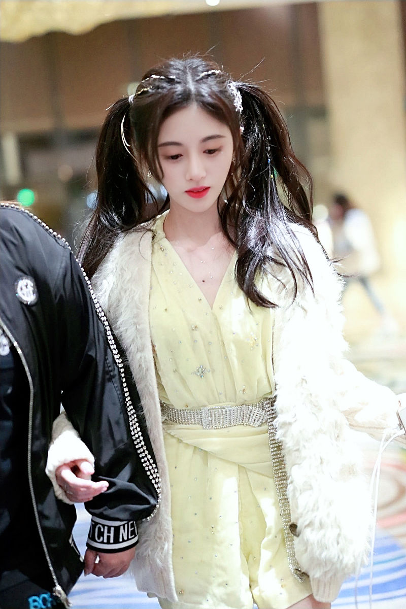 以鞠婧祎甜美初恋妆为主题写一个小红书笔记 要求：标题吸引眼球 文案内容能够引发讨论