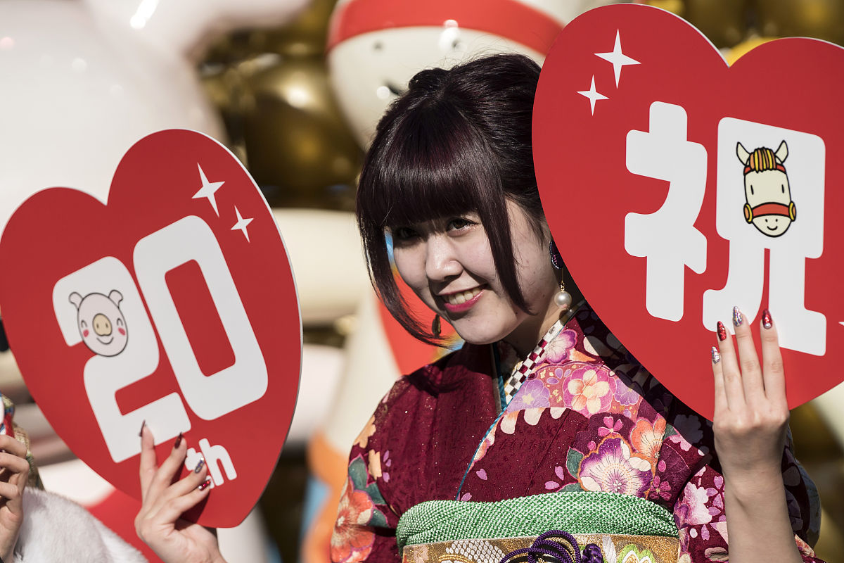 当地时间2020年1月13日,日本东京,大量女孩子穿着传统服饰参加"成人礼