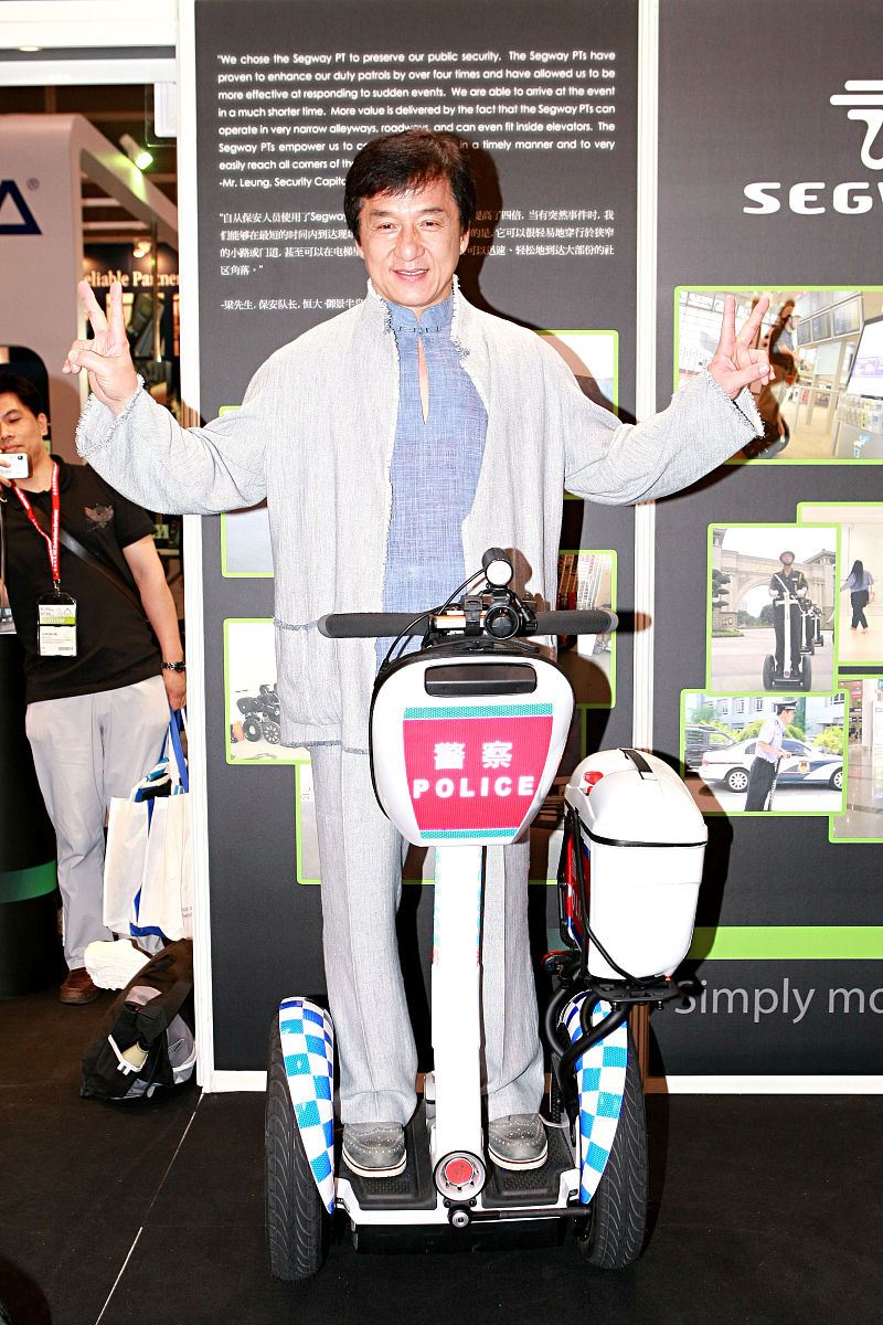 2008年6月4日,香港,成龙出席其代理的segway电动车推介活动.+++_+++成