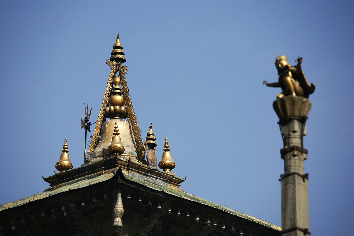 写一个论文主题为 一夫一妻制的定义和历史背景内容为 A 定义一夫一妻制及其特征 B 回顾一夫一妻制的历史发展 C 梳理一夫一妻制在不同文化和宗教背景下的表现