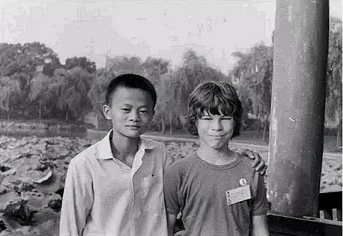 我住在扬州老家在大连前几天我去大连旅游看老家遇到了自己小时候的朋友就和他们一起玩还遇到了一个女生她比我小两岁她叫马克心她长得不赖我看到她之后我就和她玩了几个小时我们聊得也挺开心我看得出来她对我挺有意思。后来我回家想办法加她的联系方式我发了好友申请好几天她也没有同意过了几天她终于同意了我迫不及待的和她聊天。一开始她总是发表情包我以为她不是很会聊天对谁都这样。后来她开始给我发一些正常的话我们也开始聊了