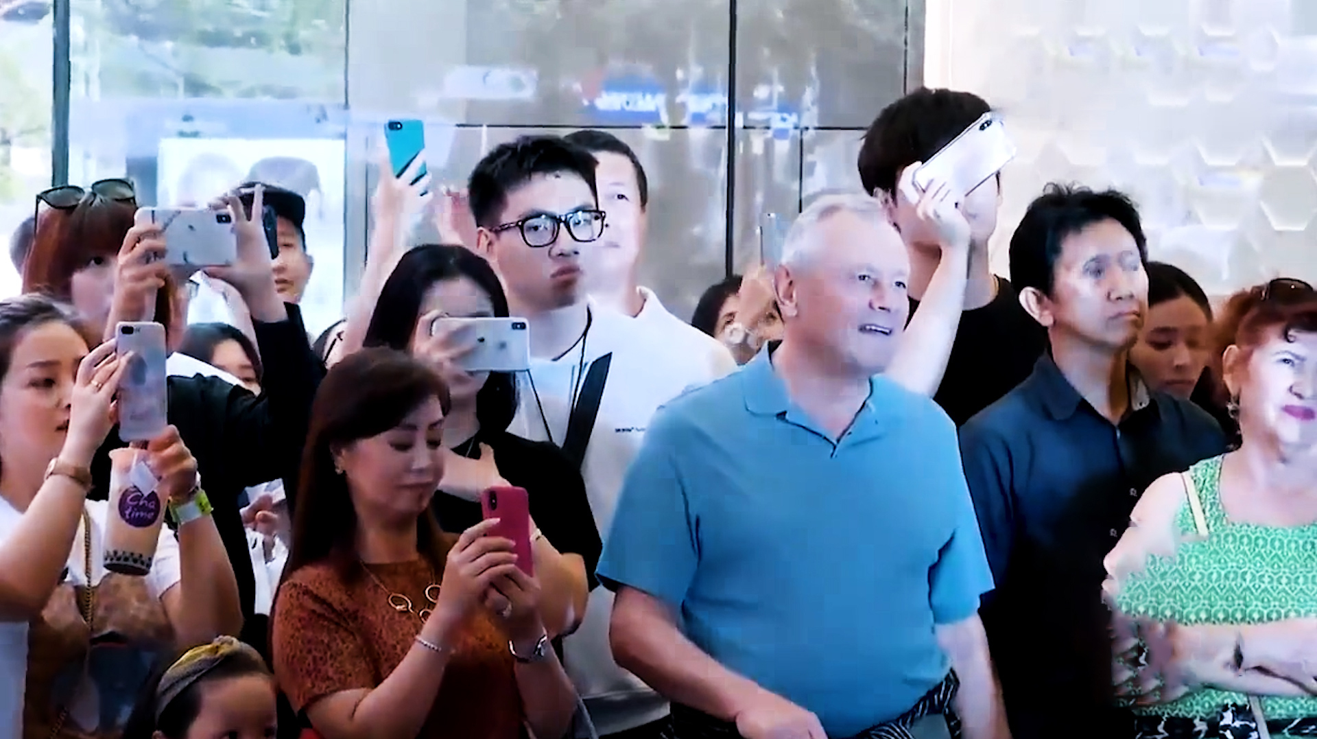 当周深在悉尼街头唱起《大鱼》,老外纷纷驻足,太好听了