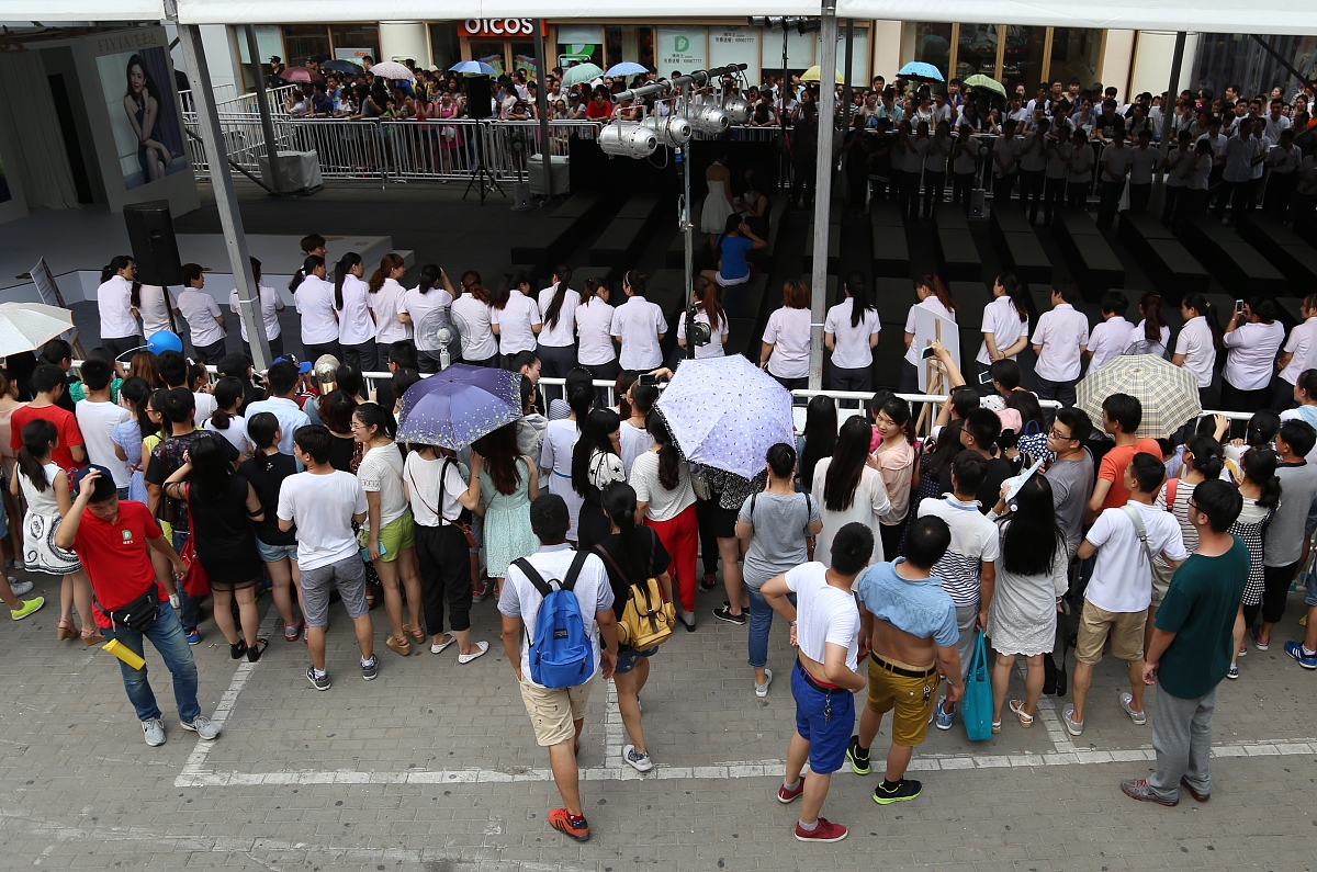 视频文案进行大改多用自己的话来解读以及感想整体内容核心意思不能变采用一些修辞手法。字数必须850字日本三流学校毕业的女大学生找不到工作只能睡网吧你知道夜生活过得有多苦逼吗？下午四点这位名叫小美的女生才刚结束面试在找地方过夜。她今年23岁是一位应届毕业生。由于还没找到工作的原因为此小美至今没租房子一直都是选择住在网吧。毕竟网吧不仅生活设施齐全价格相比酒店也便宜了不少每晚仅需不到3000日元。来到网吧