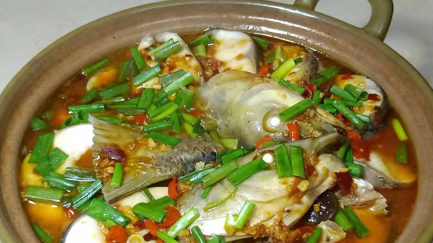 草鱼别再红烧了,教您新吃法,不煎不炸不加水,上桌汤汁都喝光