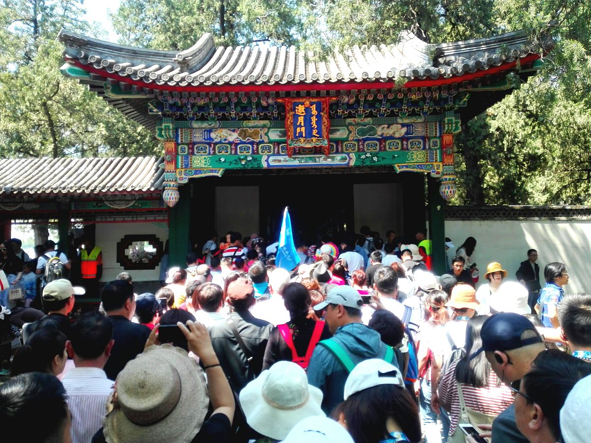 根据以往“五一”假期各旅游点的人流量、评价，预测并推荐今年“五一”节假日人少且评价好的旅游地